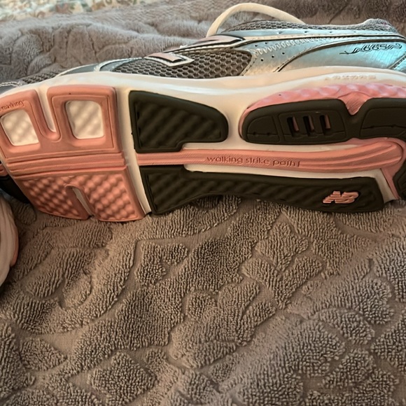 New Balance Women’s sz 8 never worn euc - Picture 4 of 6